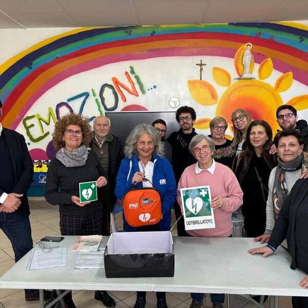 Consegna DEA all'associazione Emozioni